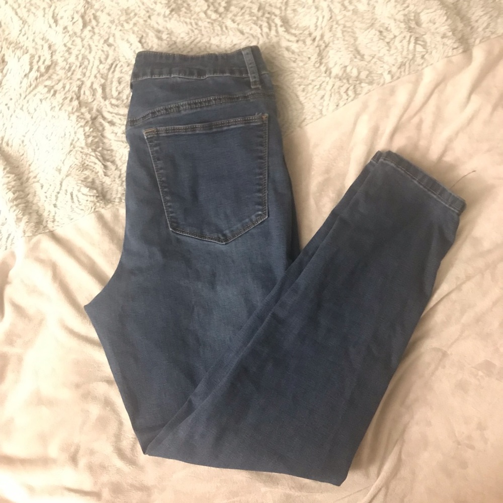 Rue21 blue jeans with distressed knees